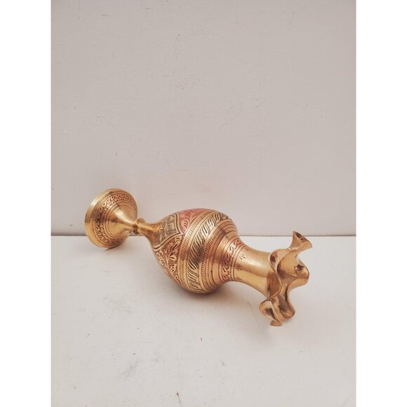 Vintage Etched Flower Pattern Brass Vase - Aged Vintage Patina - Made in India - - Picture 9 of 10
